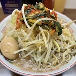 ラーメン二郎 - 小ぶた（1,070円）＋ネギ（120円）＋ニラキムチ（120円）＋味付玉子（120円）、ニンニクコール