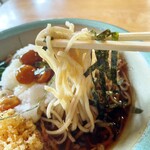 そば処 久田屋 - 石臼挽きの蕎麦にはうっすら星が入っています。