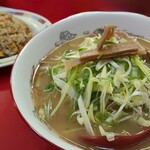 Riyuuou - 葱ラーメン&半炒飯(税込1,400円)
                        ①葱ラーメン
                        トッピングは肉厚叉焼【1枚】、麻筍、刻み青葱
                        マイルド系の豚骨醤油スープ、軽く拍子抜けする位
                        麺は細ストレート麺で少し軟らかめ