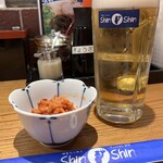 博多らーめん Shin-Shin - ラーメンを食べる前にまずは生とチャンジャ。