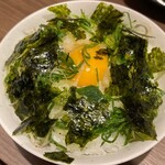 榮華亭 - 卵かけごはん（韓国のりをちぎってまぶしてます）