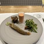 シャントレル - 4.メヒカリと舞茸のベニエ、ホタルイカと田芹のサラダ、トマトのガスパチョ。