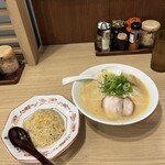 Ifuu - 白味噌ラーメンと半チャーハン。半とはいえ、少なめ。