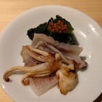 温石 - 焼津で獲れたジンドウイカの焼物とルッコラのお浸し