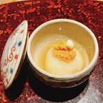 にるご - じゃがいも饅頭の中に海老、上には蒸したウニとバター