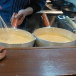 Toku Hachi - スープを作っているところ