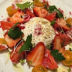 ボウズ - ブッラータとトマト、苺のお花畑なんとか