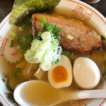 麺や横丁 縁日 - 「横丁ラーメン」(880円)と味玉(120円)  *デフォでも味玉半分付いています