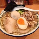 ケンチャンラーメン - 中華そば小盛、細切れチャーシュー、煮卵くん、濃い口、油普通、身入り忘れたー（泣）でも常連用仕様？海苔増し煮卵くんハーフサービス嬉しいです