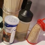六角家1994+ - 調味料(左から胡椒,酢,ゴマ)