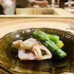 温石 - ②【先付-2】
      神頭烏賊（ヒイカ）の炭火炙り+烏賊炭塩かけ、グリーンアスパラの炭火焼き+黄身酢かけ