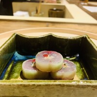 温石 - ①【先付-1】
                    鯵の胡瓜巻き+梅肉ソースのせ