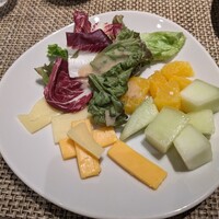 Lounge & Dining G - チーズ・フルーツ・サラダ