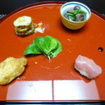 雉祥 - 前菜の一皿（雉の胸肉の寿司、鶏モツ、鶏カツ、ジャガイモのグラタン）