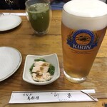 川栄 - 生ビール。鶏のお通しも美味しいです。