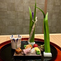 筒井 清寂 - 八寸　渡り蟹とウドの酢の物　そら豆の白和え　ミニトマトの白ワイン煮　赤貝と葱の酢味噌和え　帆立とスナップエンドウの黄身酢がけ　葛城鴨　粟麩の蒲焼き