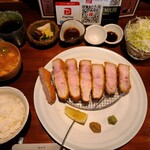 Tonkatsu Nobu - 林SPFのセット全景。キャベツはフワッと盛り付けられていて、シャッキリしつつ柔らかく、柑橘系の酸味とニンニクの風味が効いたドレッシングで。暑い日でしたが、敢えての温かいほうじ茶も、豚の脂を流すのに最適