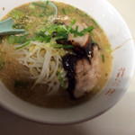 デフォルトのラーメン(豚骨の旨みが煮出されている！)。で、舌歯鶏孤聞さん、どこのことでっか？