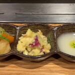 鉄板焼き どんとこ - お通し（肉じゃが、さつまいもとツナのサラダ、オニオンスープ）