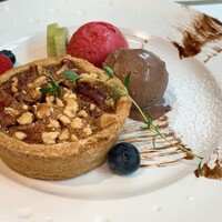 Aging beef ＆ Specialty coffee THE三本 - お皿にもデコレーションしてあったり。