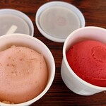 おきうね農園 - まるごと白いちご400円いちご農園こだわりのまるごといちごジェラート350円