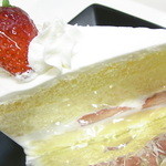 パティスリー アンシャンテ - 苺は少ないけどシットリふわふわの生地が美味しい♪