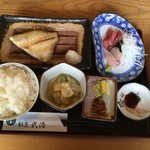 たけひろ - 甘鯛の焼き物と刺身、白菜の煮物に漬物。