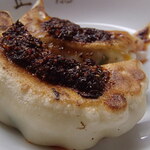 正龍 - 餃子にラー油を載せて