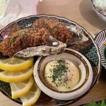 Yotsuya Barukan - 【牡蠣フライ】一口噛めば香ばしさとともに牡蠣の香りが口の中で広がって最高です。レモンとマヨネーズで味変で更に美味しくいただけます。生牡蠣の様に貝殻収まっているビジュアルがかわいいです。