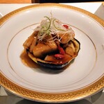 銀座ろくさん亭 - ◆強肴（お好みで）
      B､穴子と丸茄子酢取あん
       　熱々で登場 穴子の風味 甘じょっぱいあん
       　大根 食感を残しつつ 柔らかい
       　マルナスは 揚げ浸しにして 皮まで食べられる