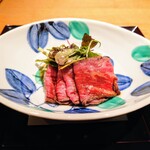 銀座ろくさん亭 - ◆強肴（お好みで）
        A､和牛ローストビーフ
       　やや甘めの醤油だれ 相性抜群
       　付け合わせはジャガイモと玉ねぎ