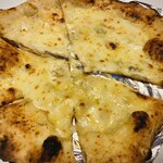 ピッツェリア トラットリア ダ オカピート - クワトロ フォルマッジ