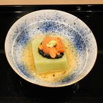 八寸 - えんどう豆のごまどうふ、岩のりとうにを乗せて