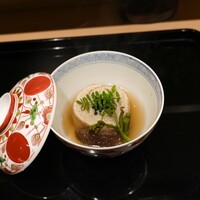 八寸 - 信田巻き　中はひじき. 豆腐、はものすりみ　そとはあぶらあげ　わらび