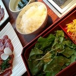 京都牛焼肉 すみれ家 - サービスランチ。肉はハラミかカルビで100-150-200と量選べる。写真は200