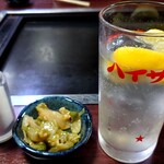 Taruya - レモンサワーと、お通しのザーサイ