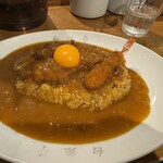 カレー専門店 白銀亭  - トンカツカレー(卵黄と海老フライトッピング)