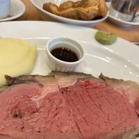 トラットリア グランボッカ - ローストビーフ（付け合わせはマッシュポテト。赤ワインと醤油のソースとワサビもついてます）
