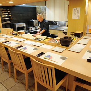 半地下に構える隠れ家的雰囲気◆カウンター8席のみの特別な空間