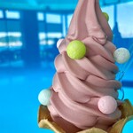 イルカの見えるレストラン - あまおうソフト¥500内　席に座れて涼めて景色が良くてイルカが見られて可愛いおいりトッピングのソフトクリームが500円！激安。冷た甘い滑らかなアイスとおいりのクシャッとした食感もたのしい。とても良い。