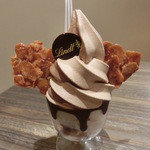 リンツ ショコラ ブティック＆カフェ - リンツソフトソフトクリームショコラ・６８０円