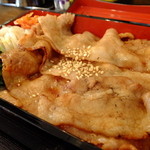 串酒場チチカブ - ランチ：ぶた重：680円：新鮮な豚肉を炭火で炙り焼くので香ばしく旨みたっぷり(’14.02月)