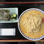 食堂ニューミサ - みそラーメンとおにぎり 1000円