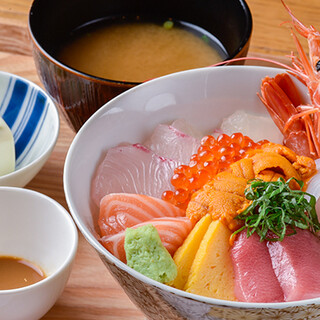 【おすすめメニュー②】極上海鮮丼(極上雲丹とイクラのせ)