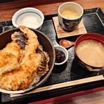 Akasaka Tensekitei Hanare - 日替わり膳:大海老キス野菜の天丼、温泉卵、浅利茶碗蒸し、味噌汁、漬物