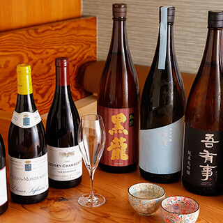 将厨师长精选的丰富的日本酒和葡萄酒，与拿手的料理一起享用