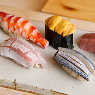 Enjoy carefully selected Edomae Sushi in a course selection or a la carte