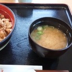 草津パーキングエリア（下り線）スナックコーナー - 丼に付け合せの味噌汁