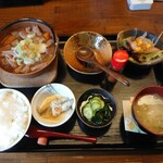 はにわ食堂 - もつ煮定食 (950円・税込)