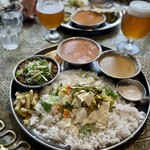 スパイス・ツリー - 今回の2種盛りの御姿　定番のバターチキンとマトンのキーマ　このセンターに置いてある、インドムードのテーブルで食べると気持ちが盛り上がる！